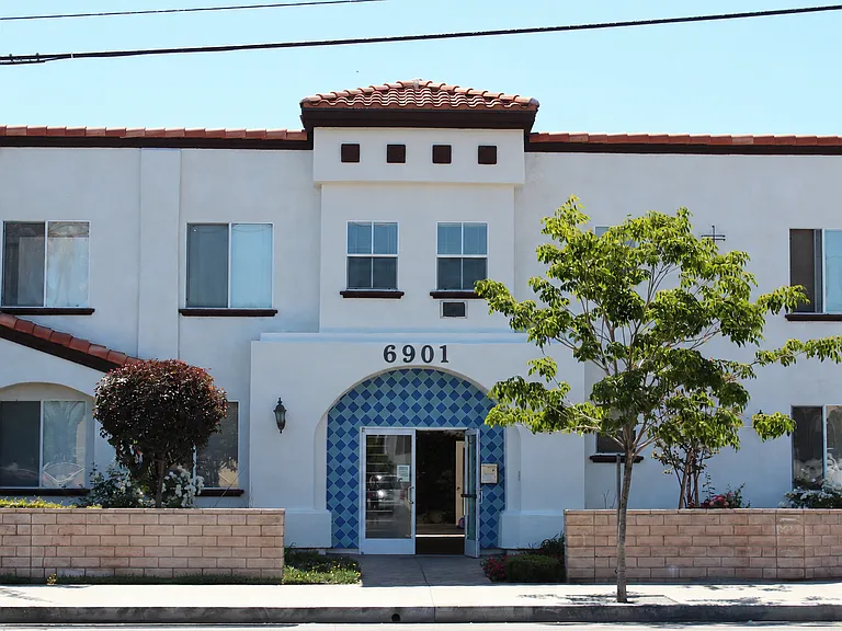 6901 Laurel Canyon Blvd #211 — Photo 1