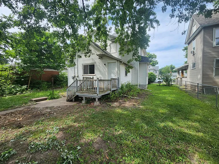 621 W 15th St — Photo 27