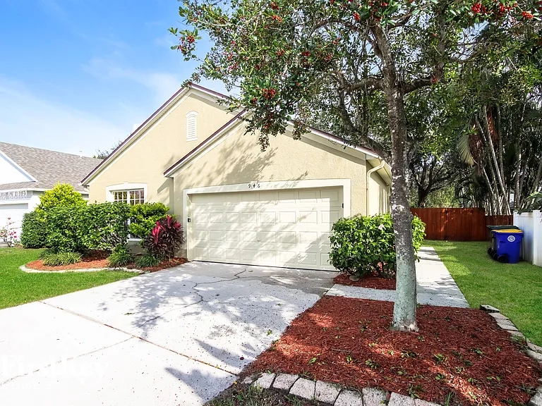 946 Riviera Point Dr — Photo 2