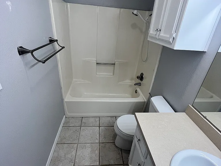 906 N Austin St — Photo 12