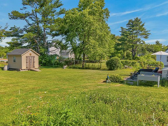 3rd image of 147 Rowe Avenue