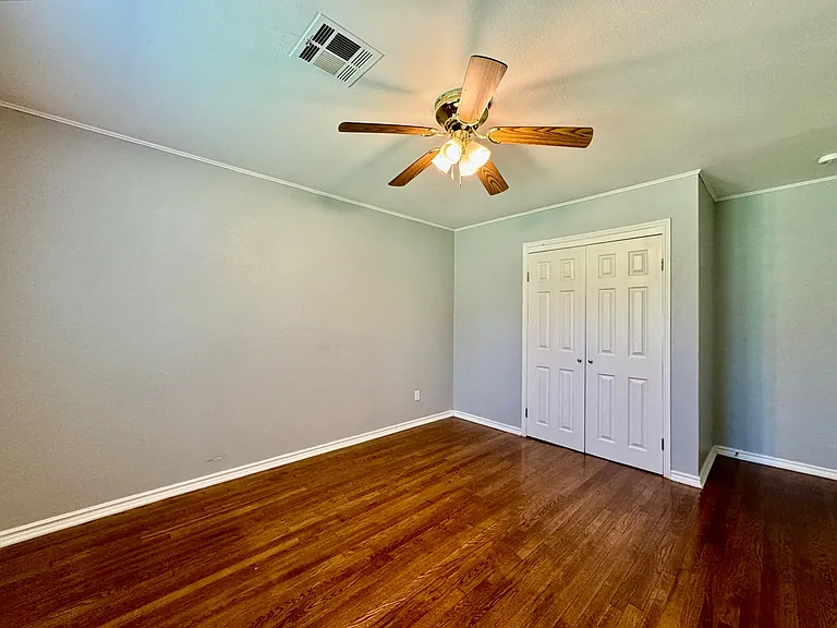 9519 Stratford Dr — Photo 17