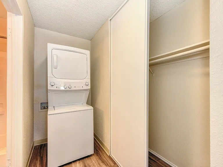 Renaissance Park Apartments — Photo 17