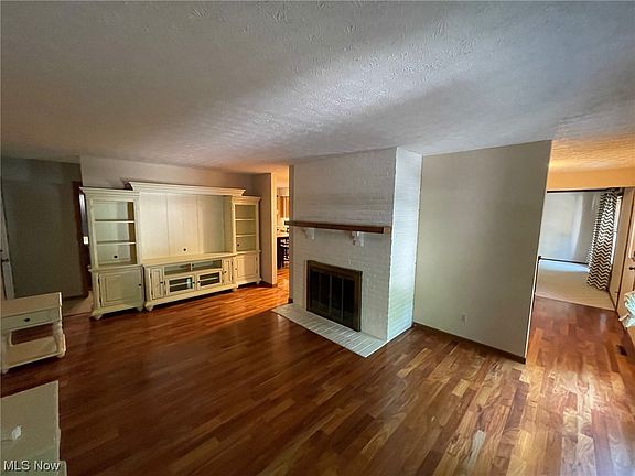 3rd image of 32720 N Burr Oak Dr