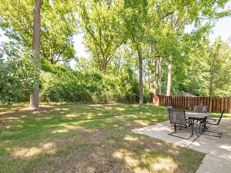 1034 Parkway Dr — Photo 32