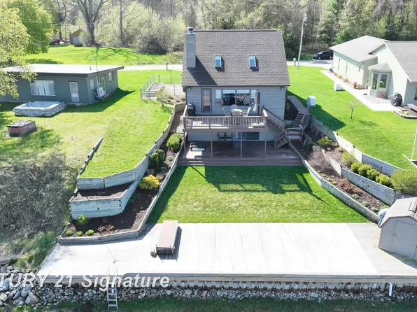 451 E Richmond Dr, Hope, MI 48628