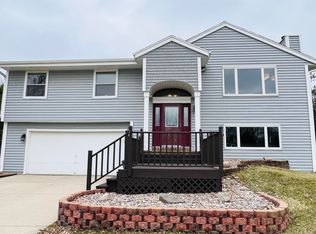 1300 Blue Dahlia Rd, Oconomowoc, WI 53066