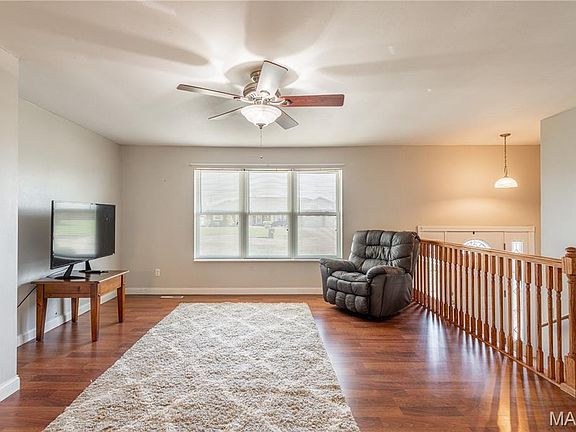 4th image of 909 Schindler Rd