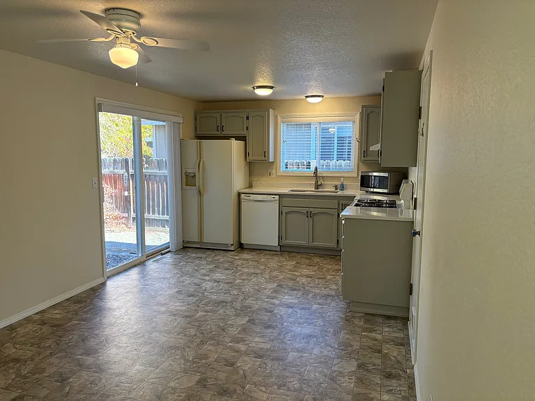 1886 NE Windy Tree Ct — Photo 10