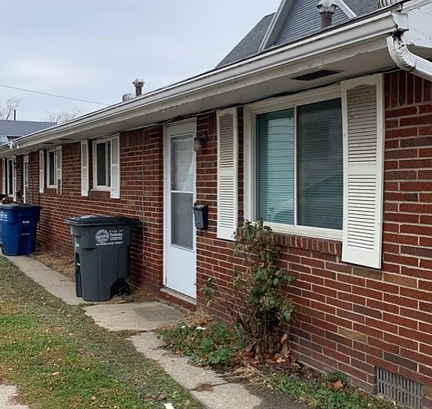 379 S Detroit Ave — Photo 1