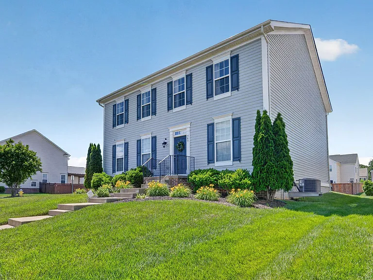 980 Basswood Dr — Photo 3