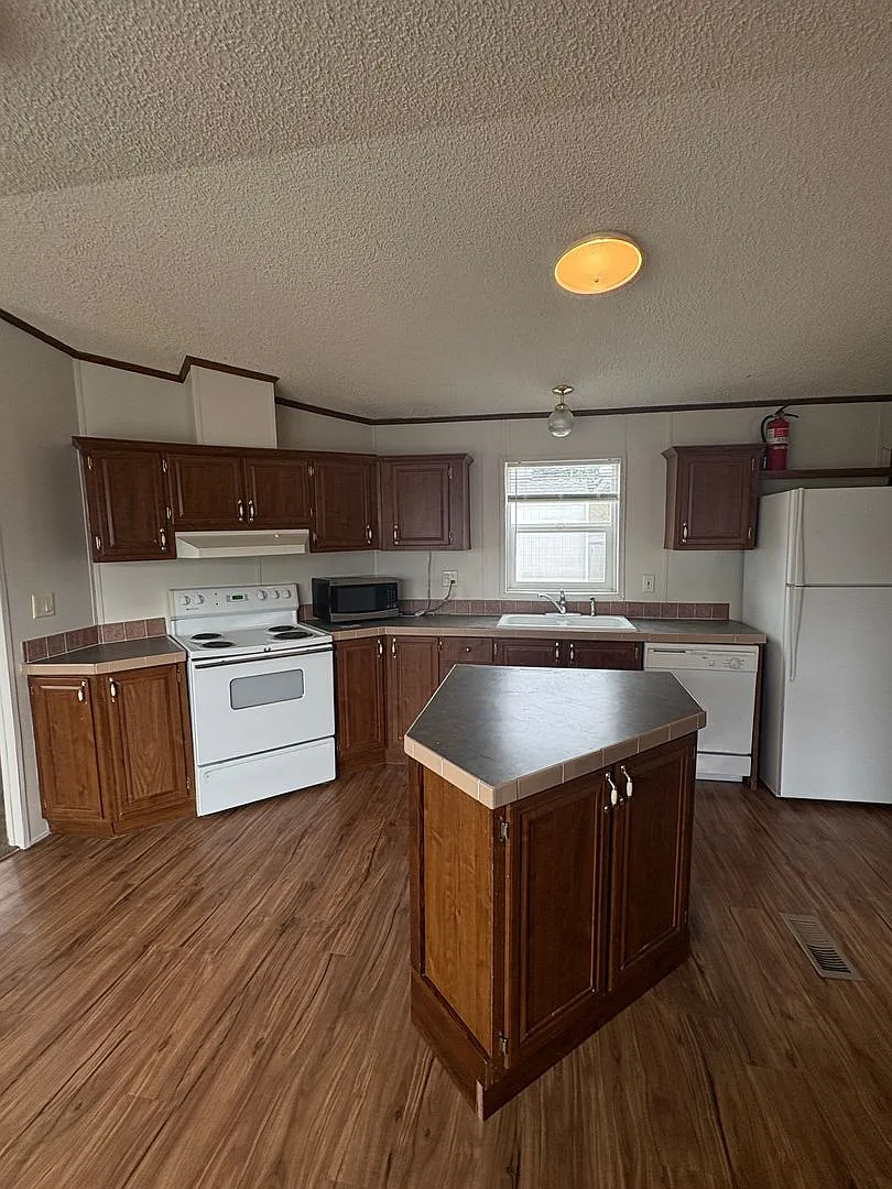 3 br 2 bath manufactured centrally located — Photo 2