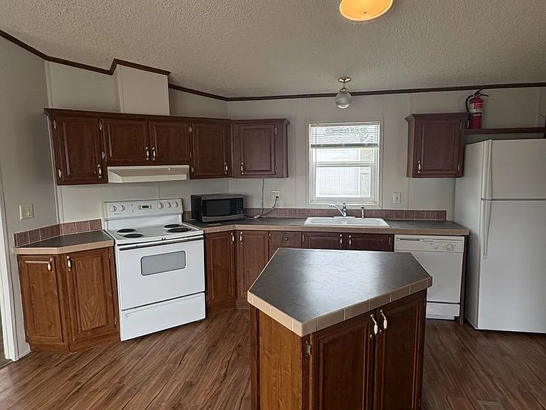 306 White Oak Dr — Photo 2