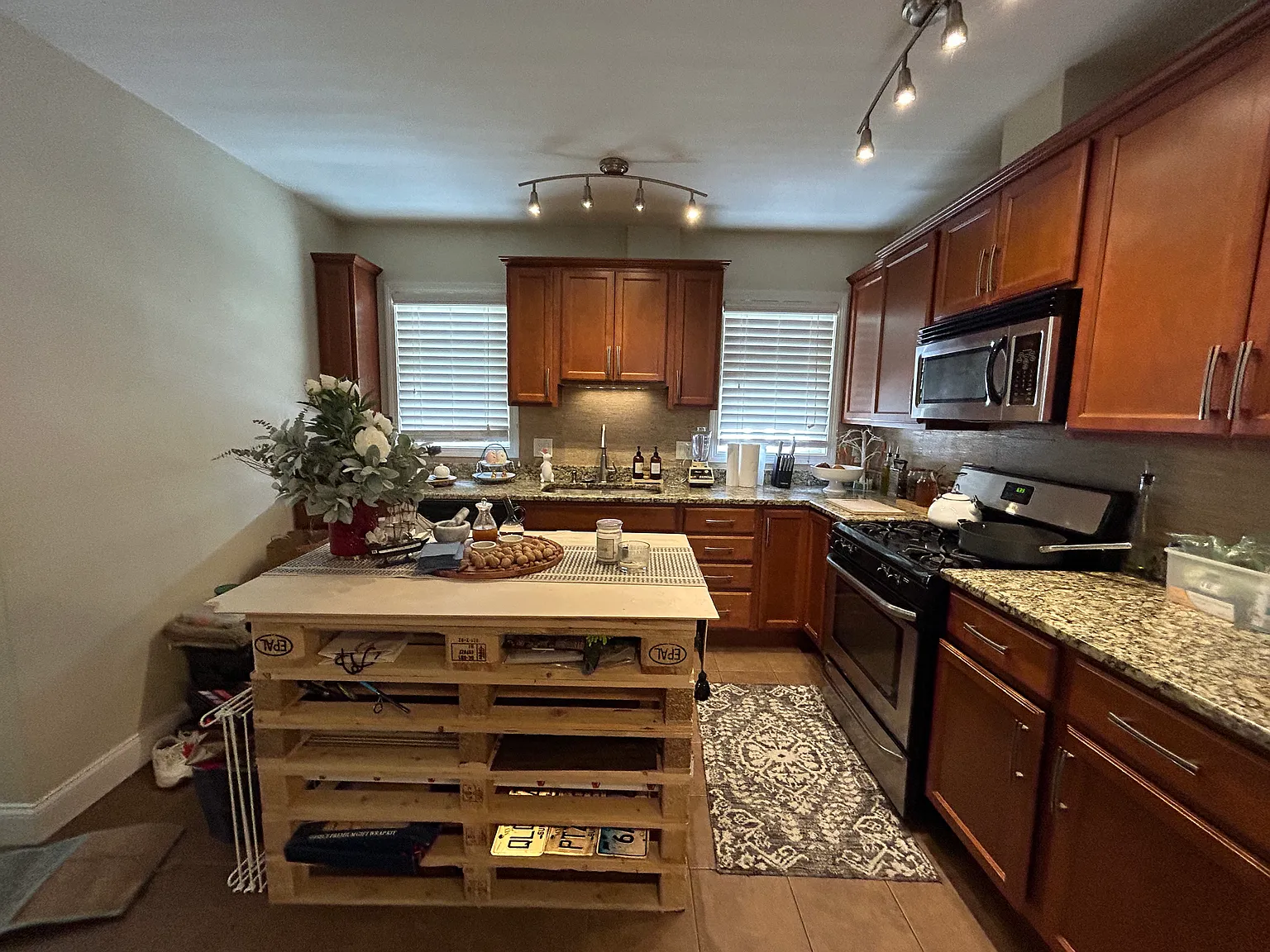2 bed, 1040 sqft, $2,695 — Photo 4