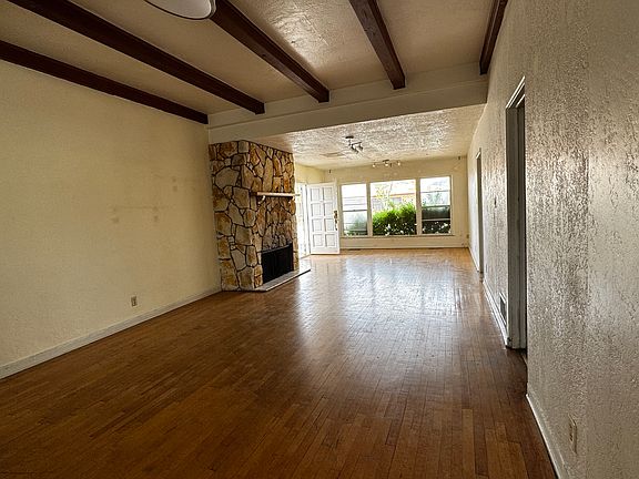 3rd image of 914 Carlisle Blvd SE