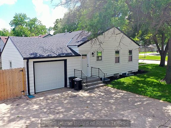 3rd image of 1427 N Grand Island Ave
