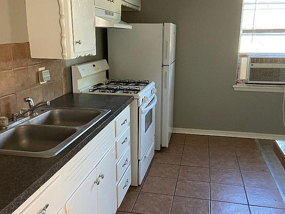 3rd image of 410 E Walnut St APT 1