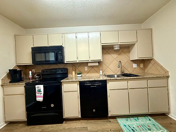3rd image of 1008 Circle M Dr APT A