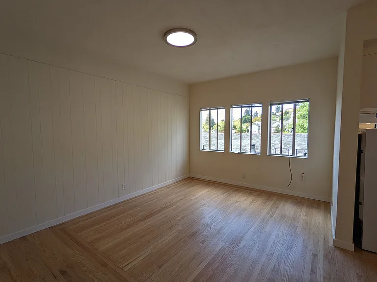 2541-2569 Le Conte Ave — Photo 27