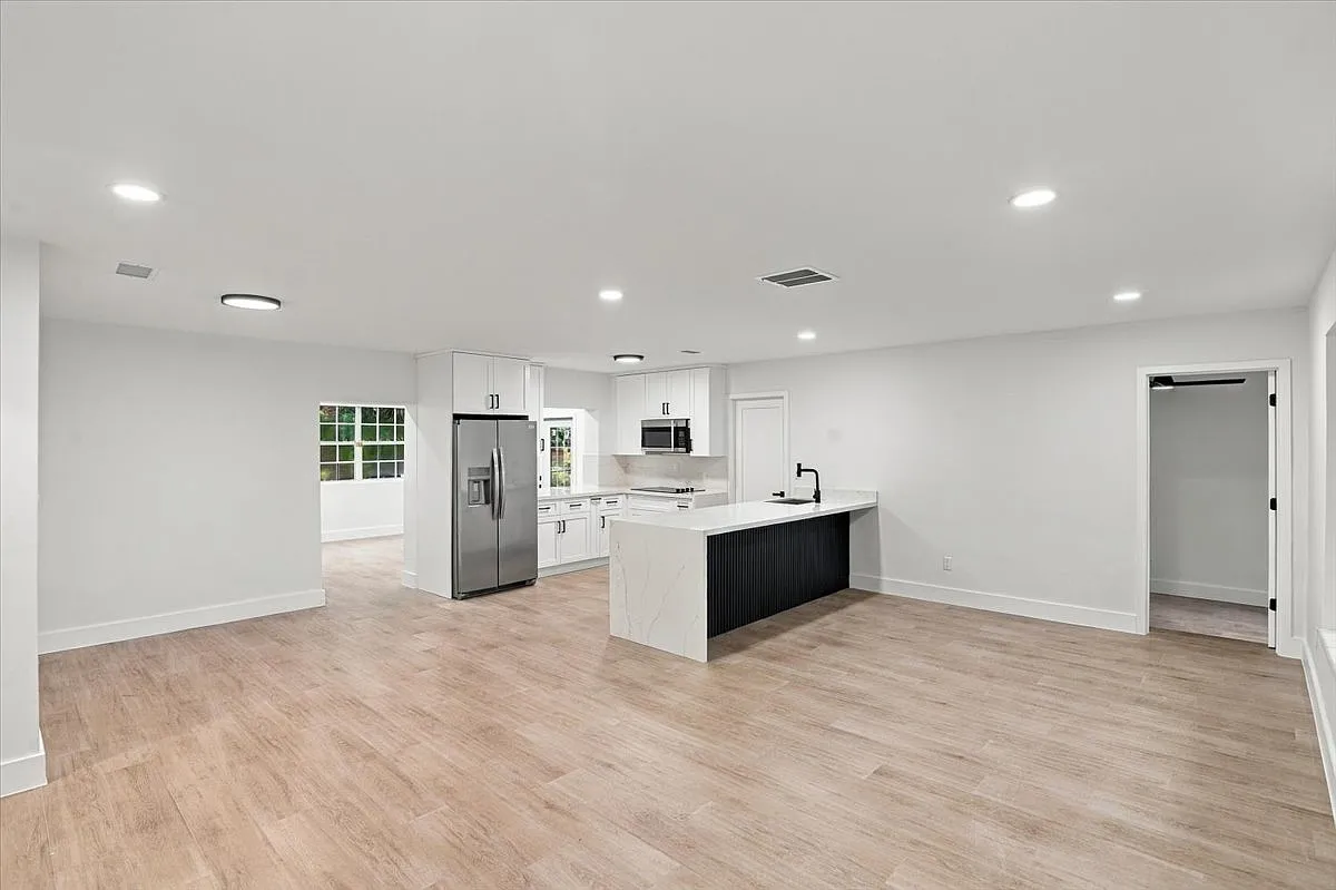 4 bed, 2000 sqft, $4,650 — Photo 1
