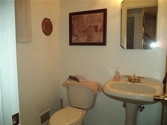 5th image of 216 Thistle Dr