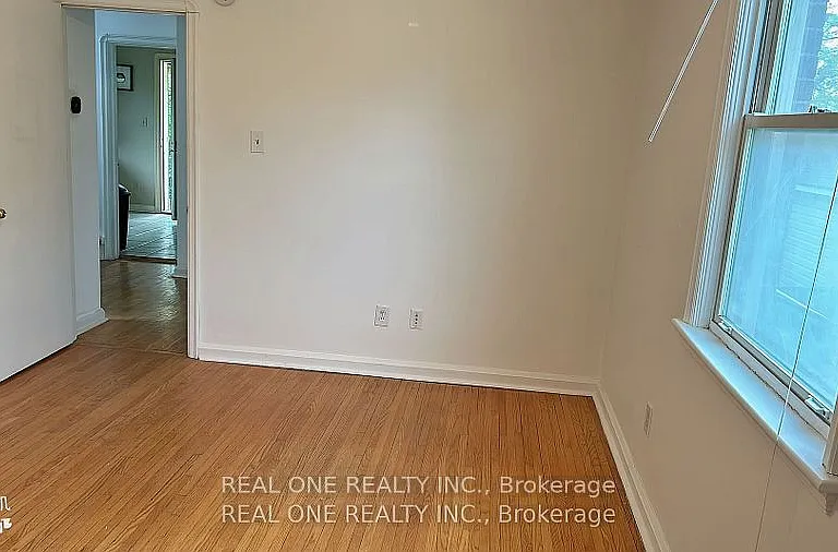 92 Binkley Cres W #1 — Photo 4