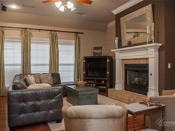 3rd image of 711 SW Sterling Pl