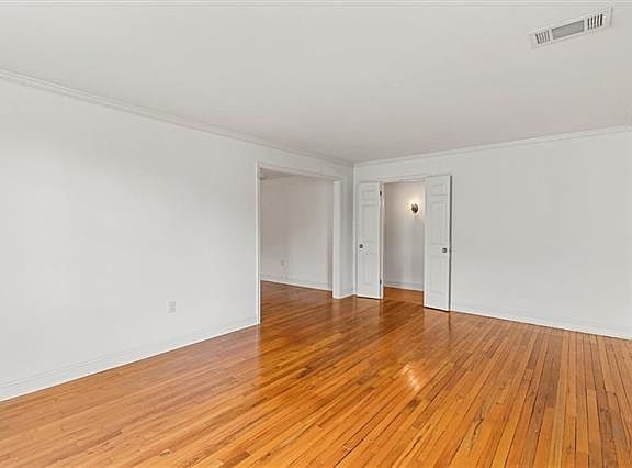 3rd image of 615 Elmeer Ave