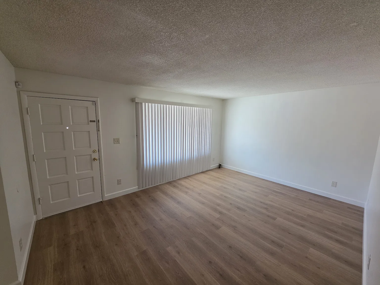 3 bed, 1310 sqft, $1,975 — Photo 2
