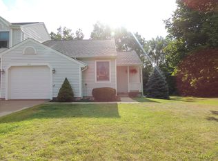 317 Meadow Pointe Dr, Fenton, MI 48430