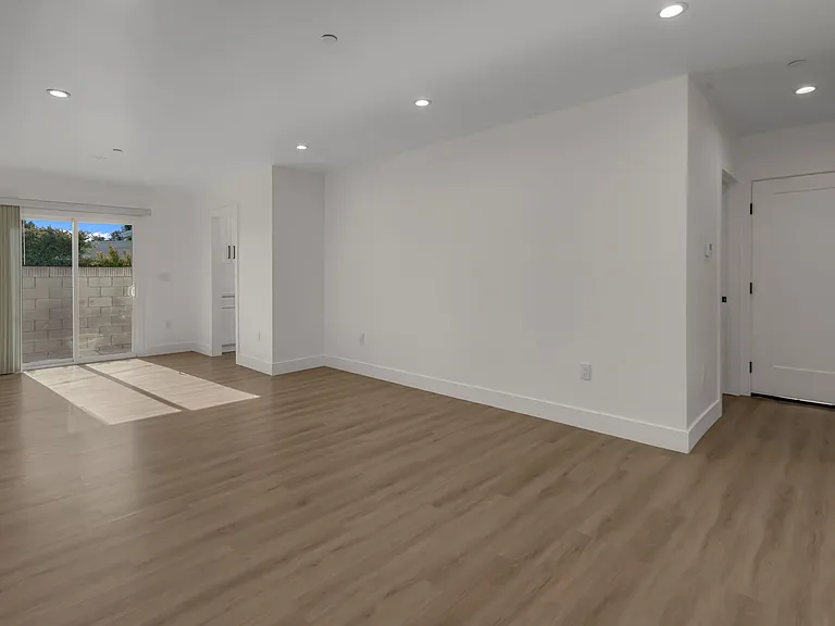 15208 Fernview St #15208 — Photo 8