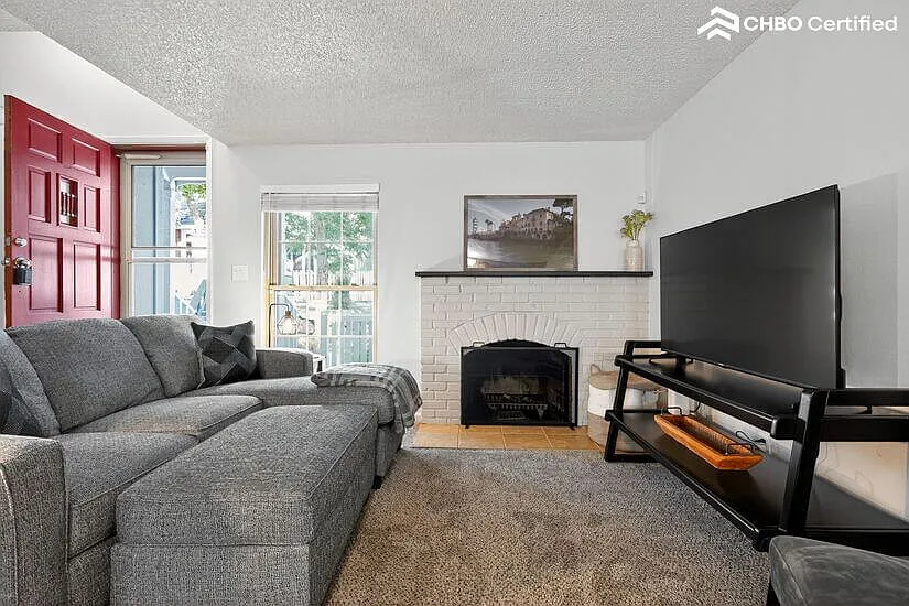 Fully Furnished 3 Bedroom Townhome — Photo 4
