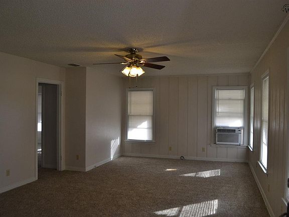 4th image of 303 Bluebonnet Dr