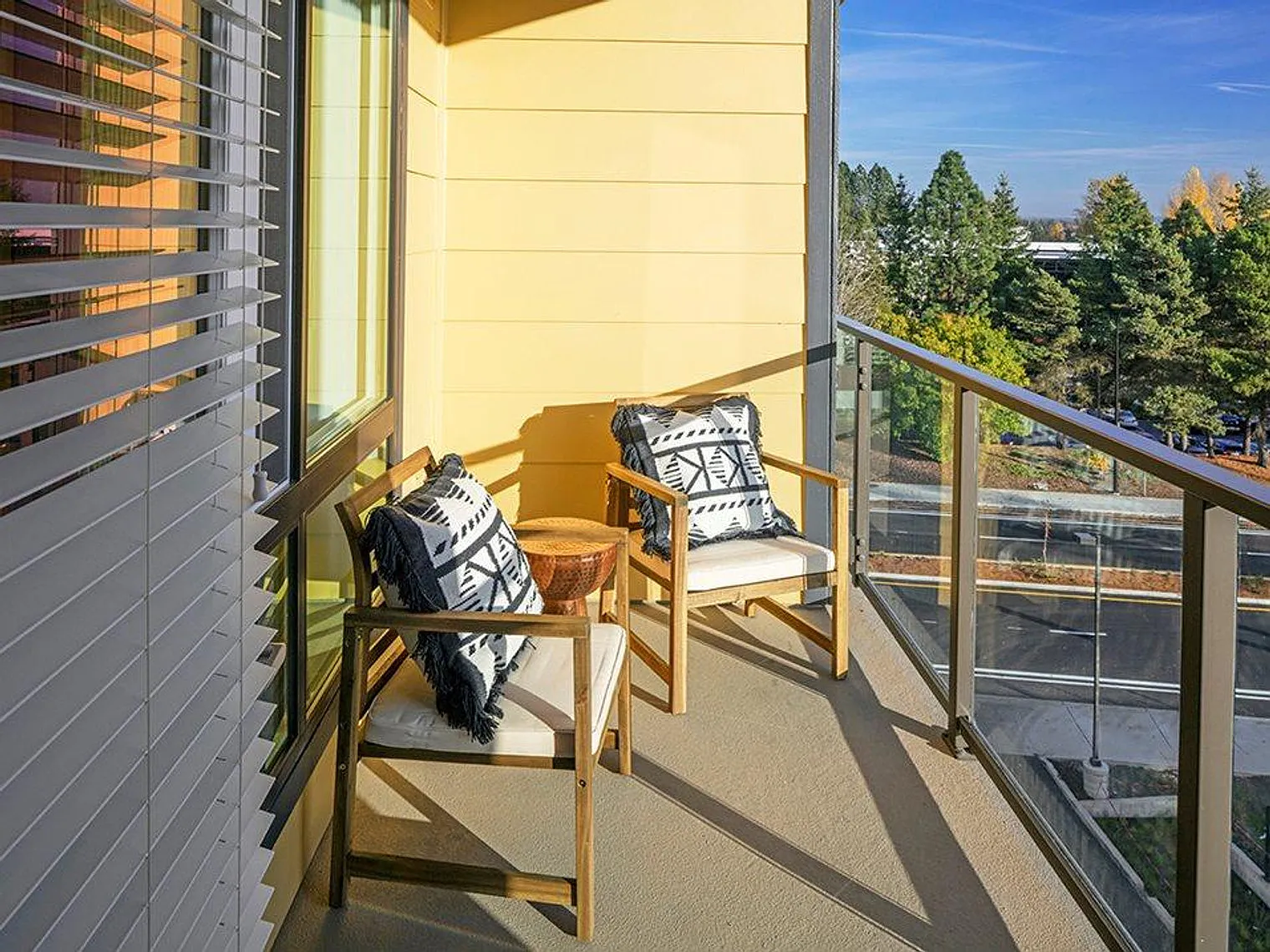 1 bed, 1.0 bath, 742 sqft, $4,317 — Photo 2