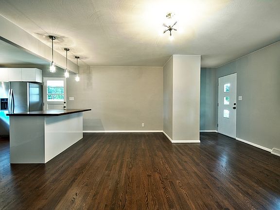 5th image of 305 N Hawthorne Dr