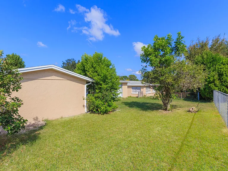 9016 Hunt Club Ln — Photo 35