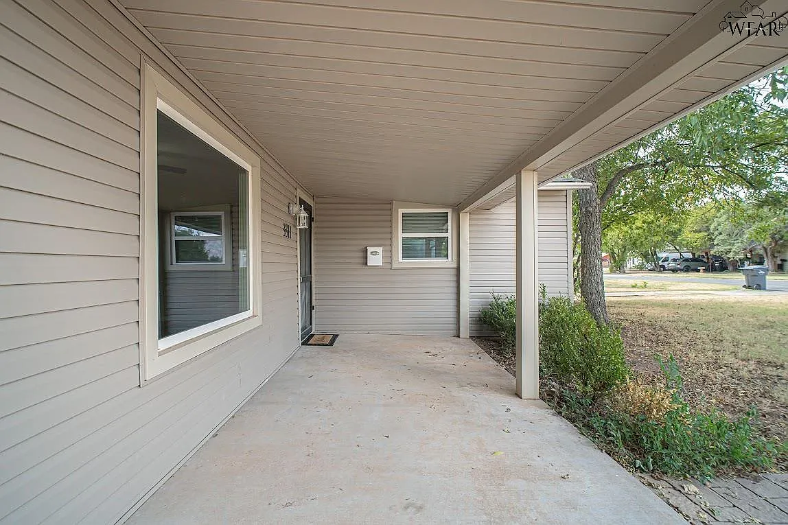 3 bed, 1.0 bath, 912 sqft, $1,200 — Photo 2