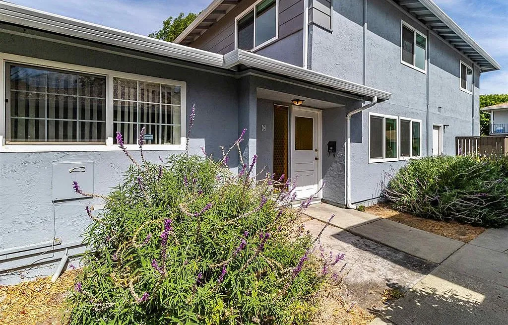 2 bed, 870 sqft, $2,400 — Photo 2
