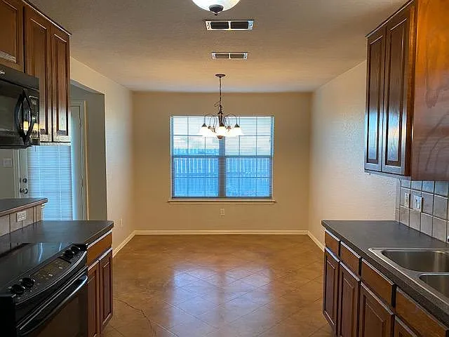 Eat-in kitchen