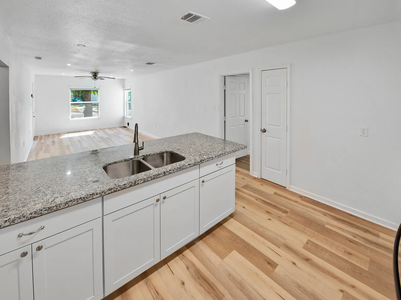 2 bed, 888 sqft, $1,475 — Photo 4