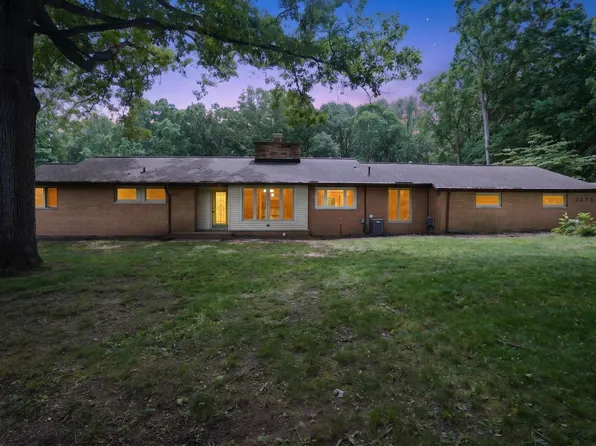 2475 Park Dr, Jackson, MI 49203