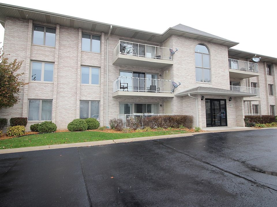 This is the front of the building...1C is on the left and in