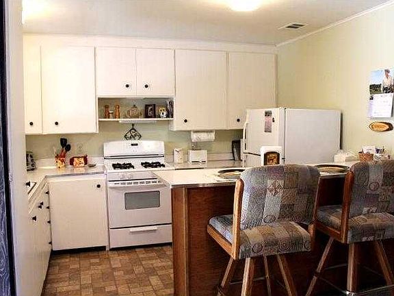 5th image of 654 Leonard Ln