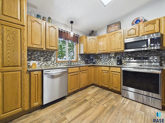 3rd image of 2001 S Gordon Dr