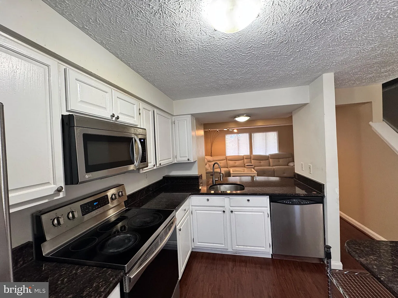 2 bed, 1.0 bath, 1059 sqft, $2,100 — Photo 4