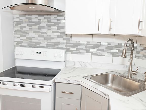 2nd image of 4829 Hawthorne St