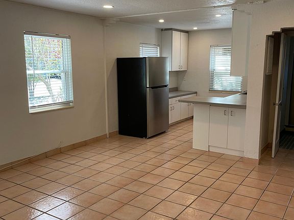 4th image of 327 26th Ave N #4