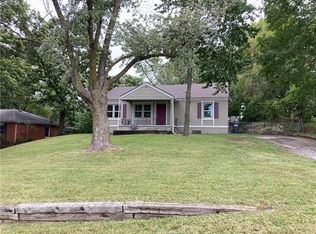 6409 Melody Ln, Parkville, MO 64152