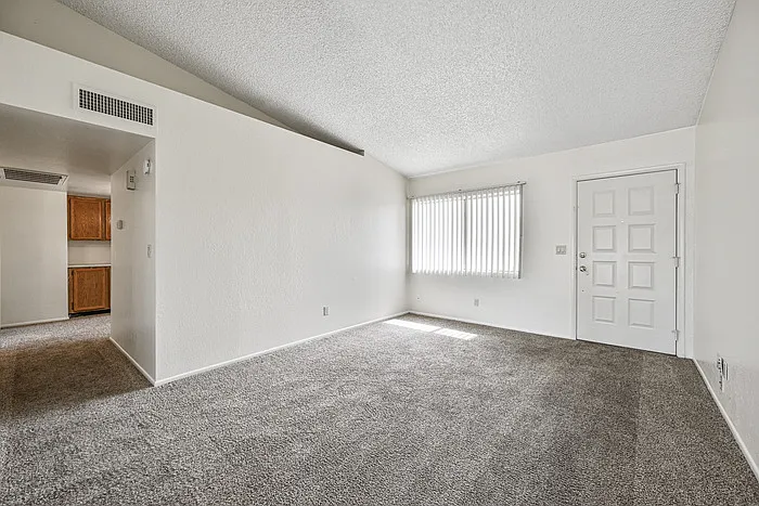 3 bed, 2.0 bath, 1661 sqft, $1,960 — Photo 3
