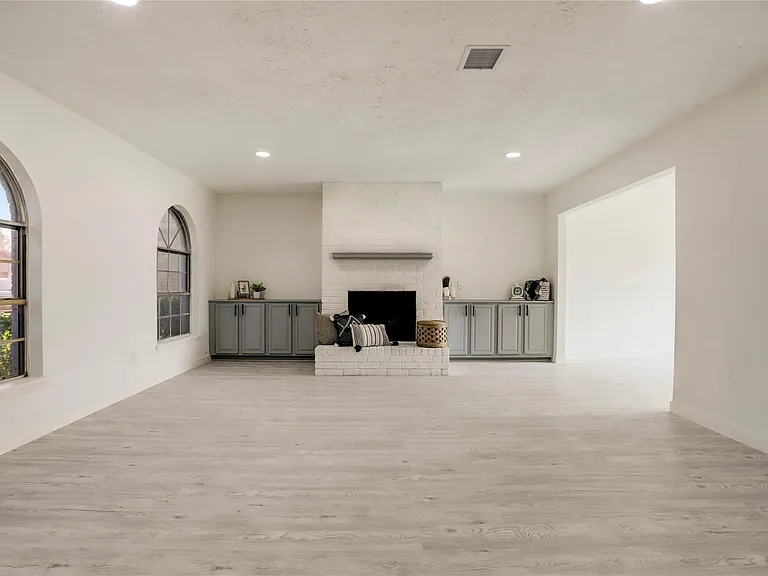 7926 Windy Creek Dr — Photo 12